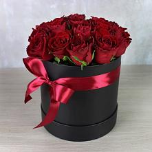 Цветочная композиция из Розы в шляпной коробке в Крымске